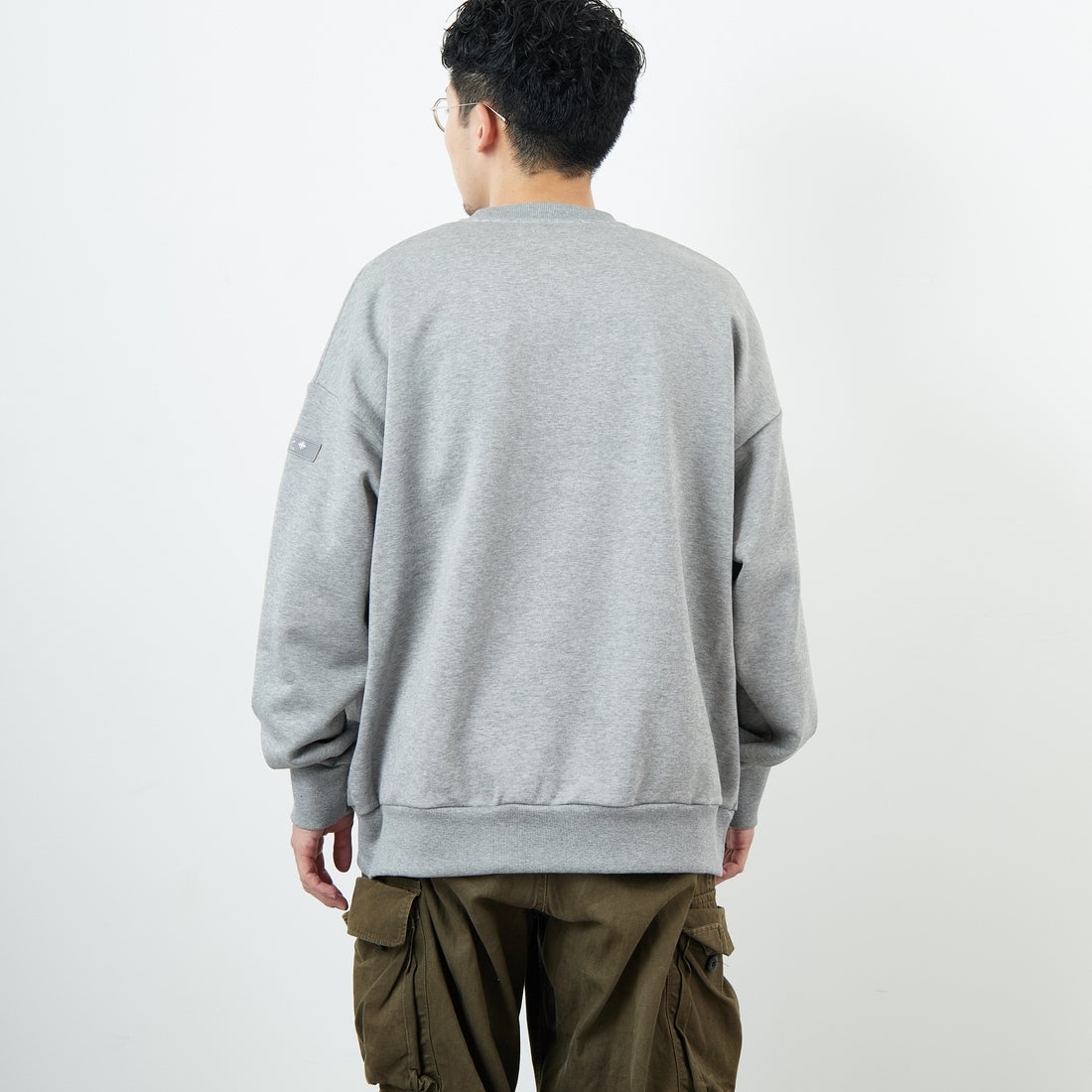 TATRAS [タトラス] 別注 LANIS ワンポイントロゴ クルーネックスウェット [MJXA0466063968-JF] 07 GRAY &&モデル身長：168cm 着用サイズ：3&&