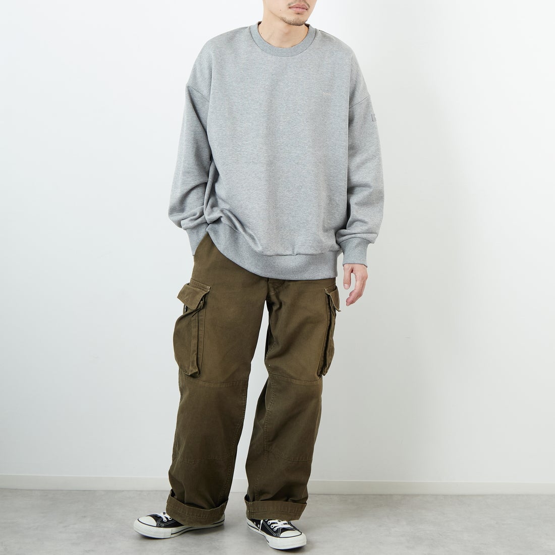 TATRAS [タトラス] 別注 LANIS ワンポイントロゴ クルーネックスウェット [MJXA0466063968-JF] 07 GRAY &&モデル身長：168cm 着用サイズ：3&&