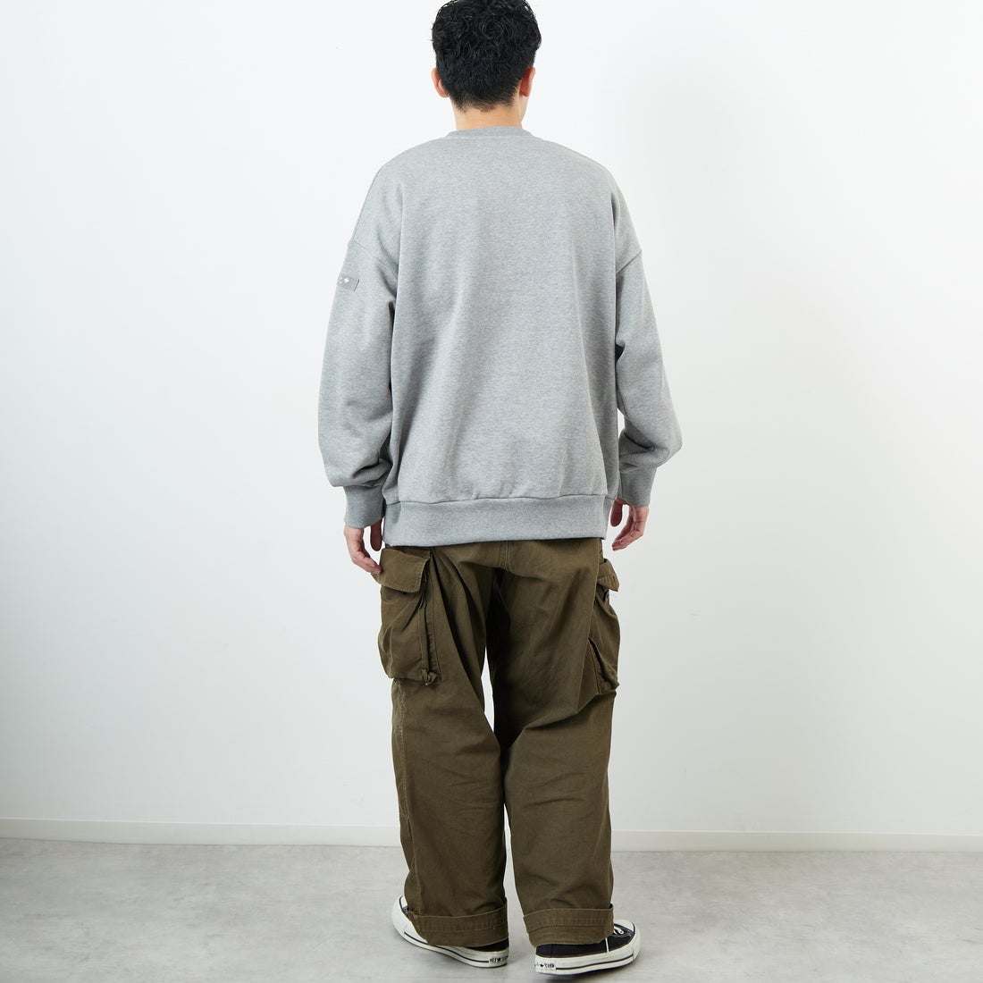 TATRAS [タトラス] 別注 LANIS ワンポイントロゴ クルーネックスウェット [MJXA0466063968-JF] 07 GRAY &&モデル身長：168cm 着用サイズ：3&&