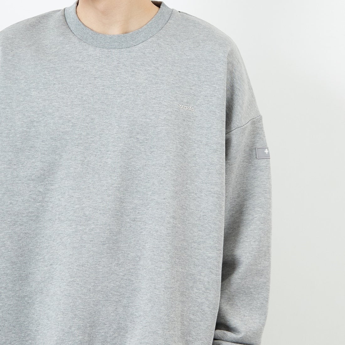 TATRAS [タトラス] 別注 LANIS ワンポイントロゴ クルーネックスウェット [MJXA0466063968-JF] 07 GRAY &&モデル身長：168cm 着用サイズ：3&&