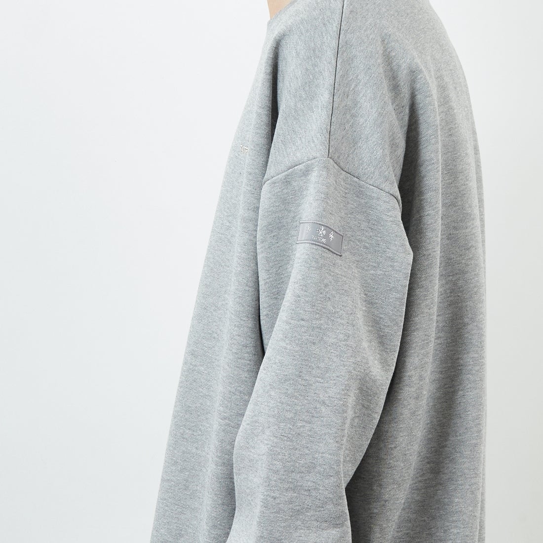 TATRAS [タトラス] 別注 LANIS ワンポイントロゴ クルーネックスウェット [MJXA0466063968-JF] 07 GRAY &&モデル身長：168cm 着用サイズ：3&&