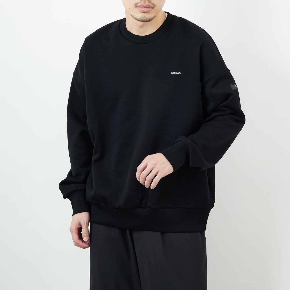 TATRAS [タトラス] 別注 LANIS ワンポイントロゴ クルーネックスウェット [MJXA0466063968-JF] 01 BLACK &&モデル身長：168cm 着用サイズ：2&&