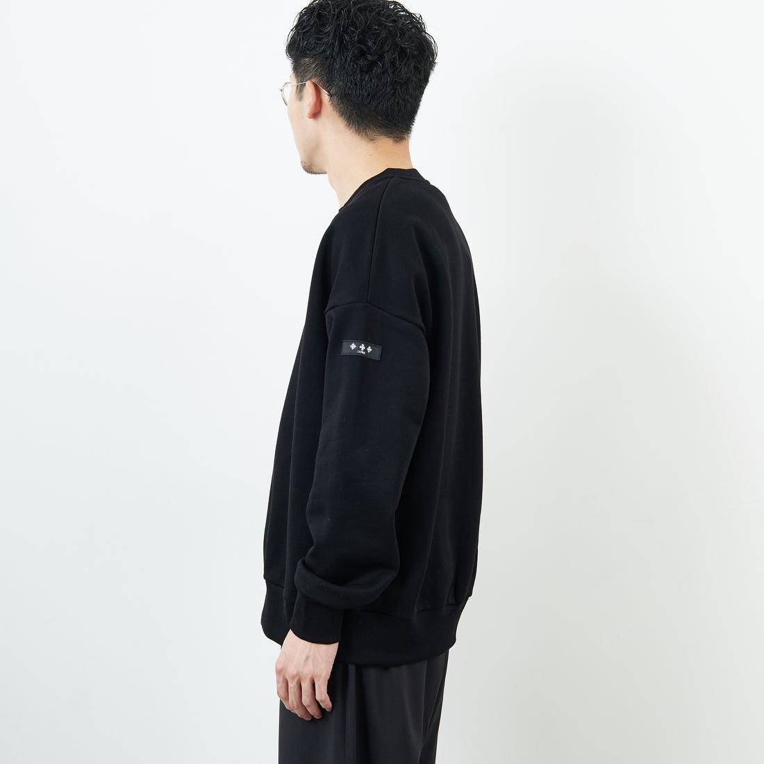 TATRAS [タトラス] 別注 LANIS ワンポイントロゴ クルーネックスウェット [MJXA0466063968-JF] 01 BLACK &&モデル身長：168cm 着用サイズ：2&&