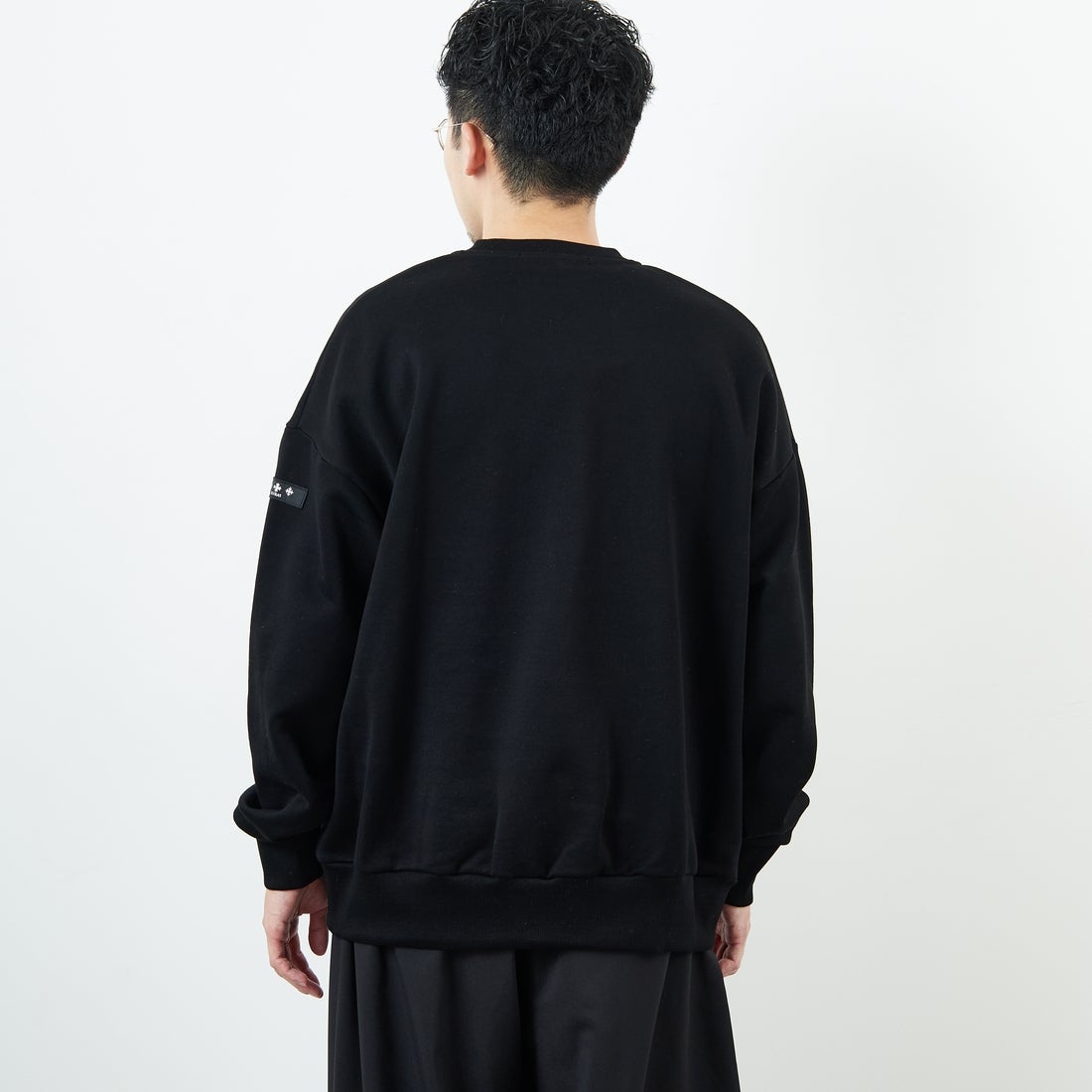 TATRAS [タトラス] 別注 LANIS ワンポイントロゴ クルーネックスウェット [MJXA0466063968-JF] 01 BLACK &&モデル身長：168cm 着用サイズ：2&&