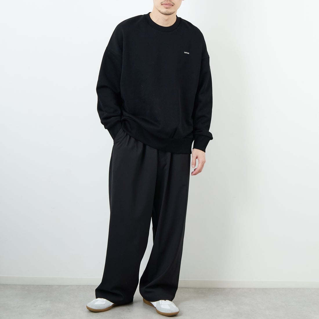 TATRAS [タトラス] 別注 LANIS ワンポイントロゴ クルーネックスウェット [MJXA0466063968-JF] 01 BLACK &&モデル身長：168cm 着用サイズ：2&&