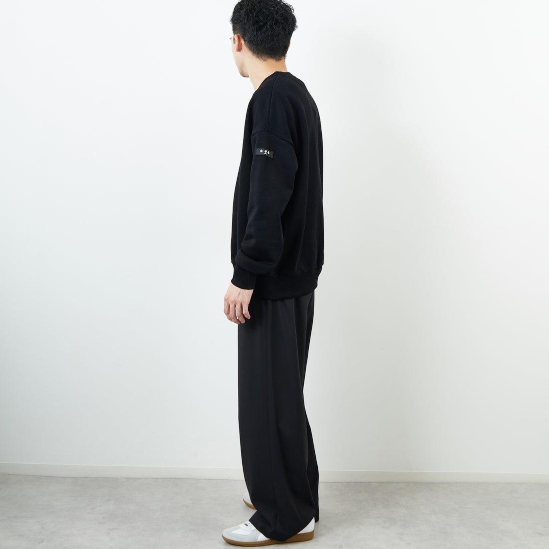 TATRAS [タトラス] 別注 LANIS ワンポイントロゴ クルーネックスウェット [MJXA0466063968-JF] 01 BLACK &&モデル身長：168cm 着用サイズ：2&&