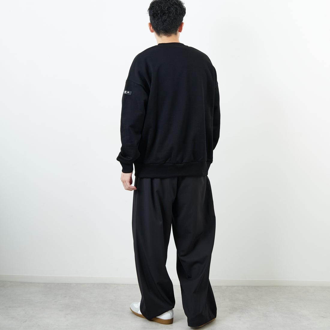 TATRAS [タトラス] 別注 LANIS ワンポイントロゴ クルーネックスウェット [MJXA0466063968-JF] 01 BLACK &&モデル身長：168cm 着用サイズ：2&&