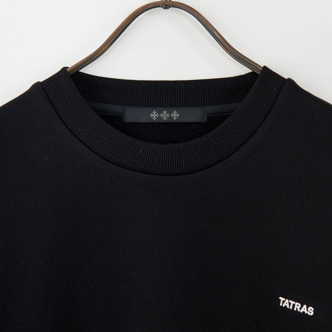 TATRAS [タトラス] 別注 LANIS ワンポイントロゴ クルーネックスウェット [MJXA0466063968-JF] 01 BLACK