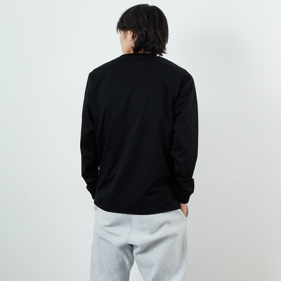 TATRAS [タトラス] OSMO ロングスリーブTシャツ [MJXA0377083588] BLACK &&モデル身長：179cm 着用サイズ：1&&
