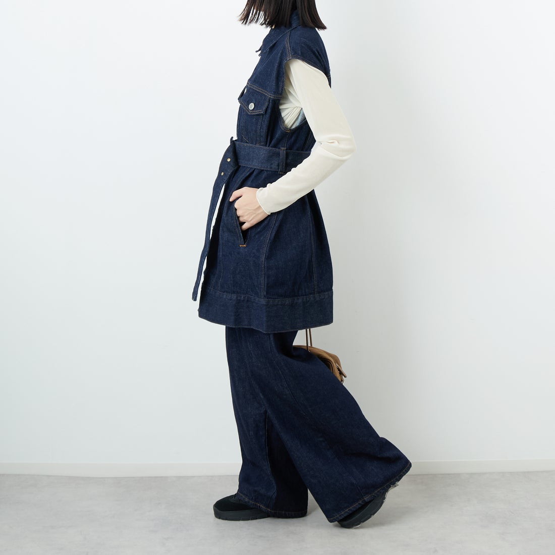 SOMETHING [サムシング] ベルテッドデニムジャケット [SAT005] 00 O.W &&モデル身長：162cm 着用サイズ：F&&