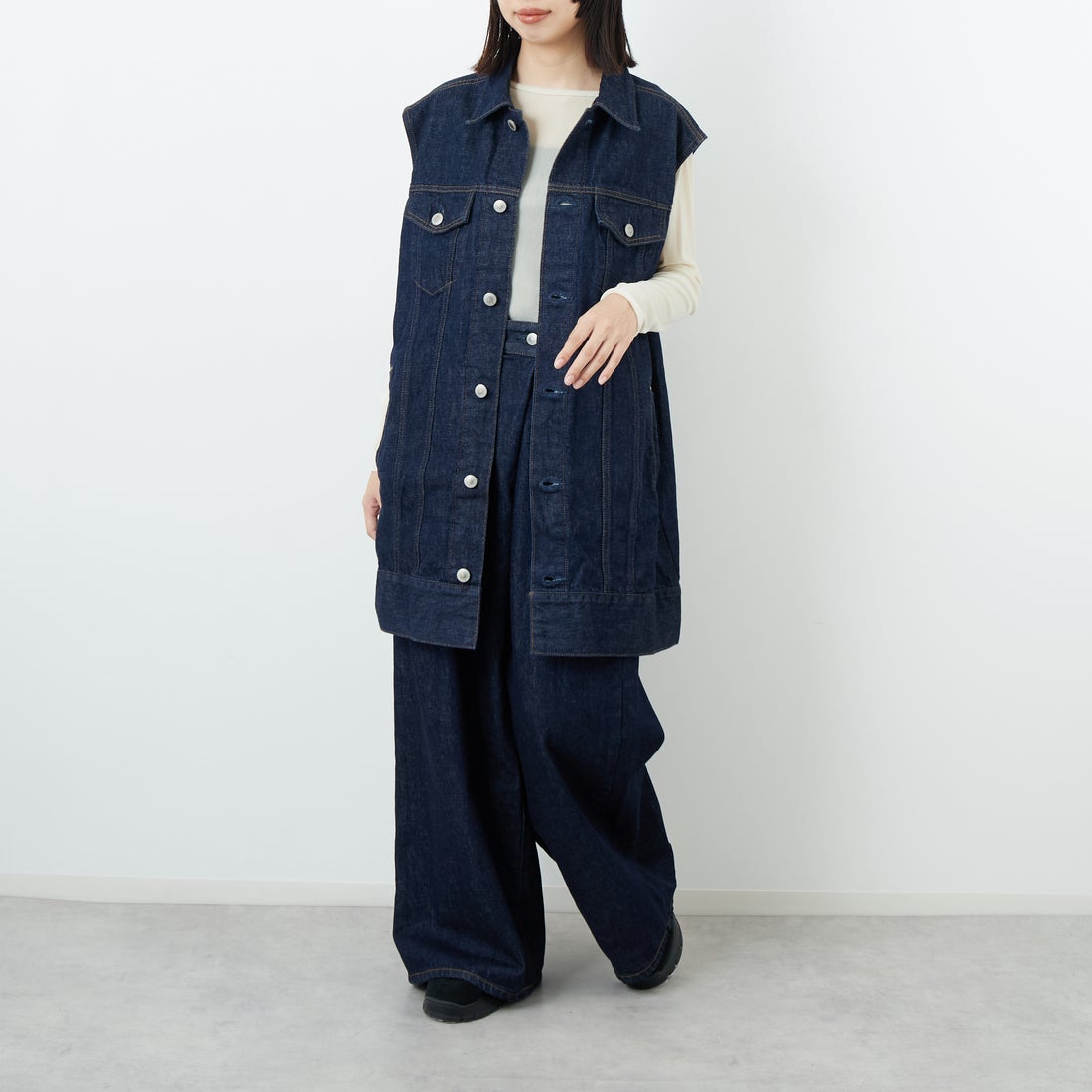 SOMETHING [サムシング] ベルテッドデニムジャケット [SAT005] 00 O.W &&モデル身長：162cm 着用サイズ：F&&