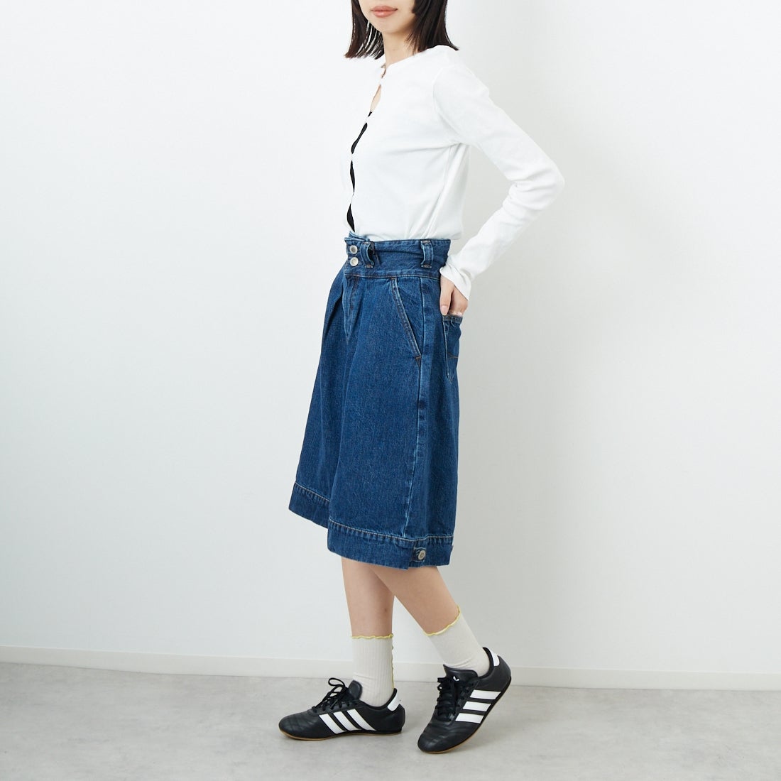 SOMETHING [サムシング] デニムハーフパンツ [SA1800] 40 MID BLU &&モデル身長：162cm 着用サイズ：XS&&