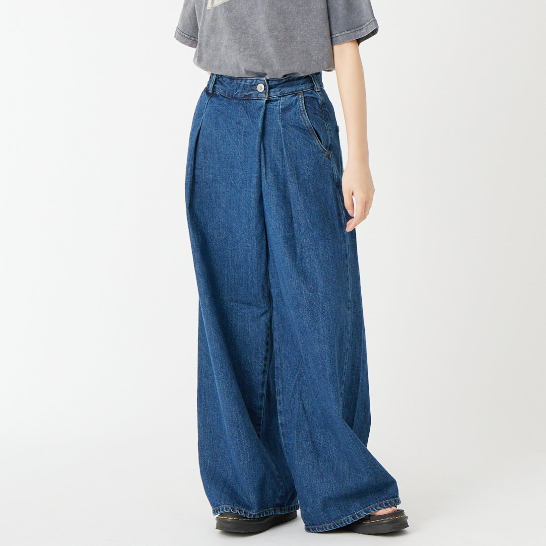 SOMETHING [サムシング] ラップワイドパンツ [SA1105] 40 MIDBLUE &&モデル身長：162cm 着用サイズ：XS&&