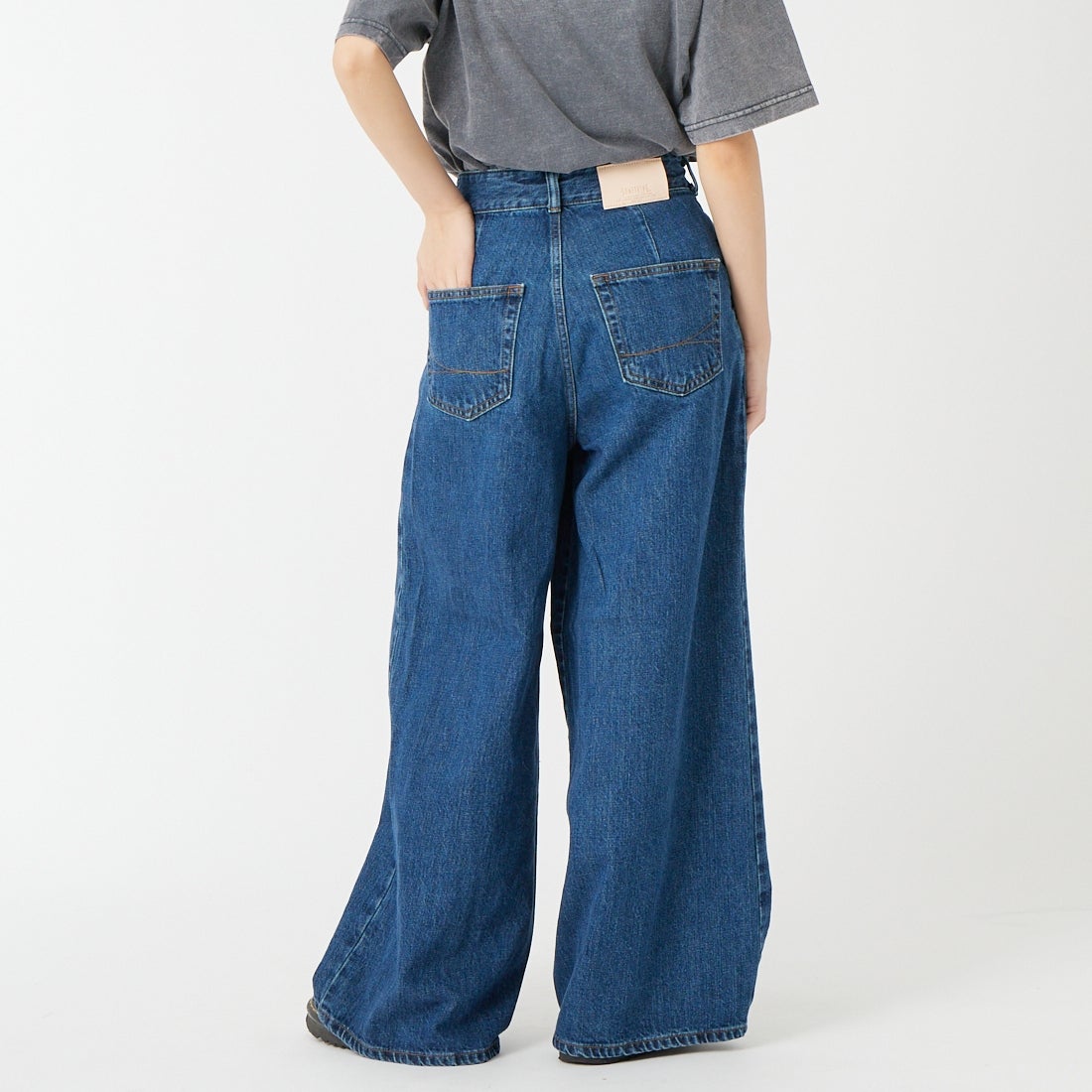 SOMETHING [サムシング] ラップワイドパンツ [SA1105] 40 MIDBLUE &&モデル身長：162cm 着用サイズ：XS&&