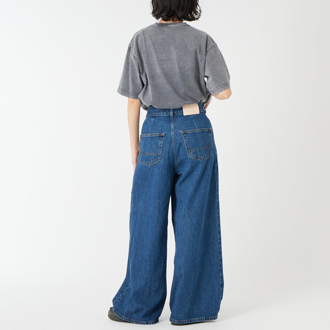 SOMETHING [サムシング] ラップワイドパンツ [SA1105] 40 MIDBLUE &&モデル身長：162cm 着用サイズ：XS&&
