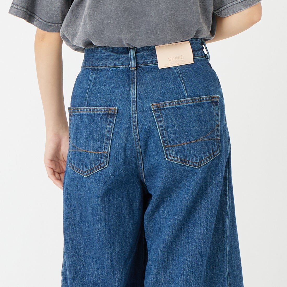 SOMETHING [サムシング] ラップワイドパンツ [SA1105] 40 MIDBLUE &&モデル身長：162cm 着用サイズ：XS&&