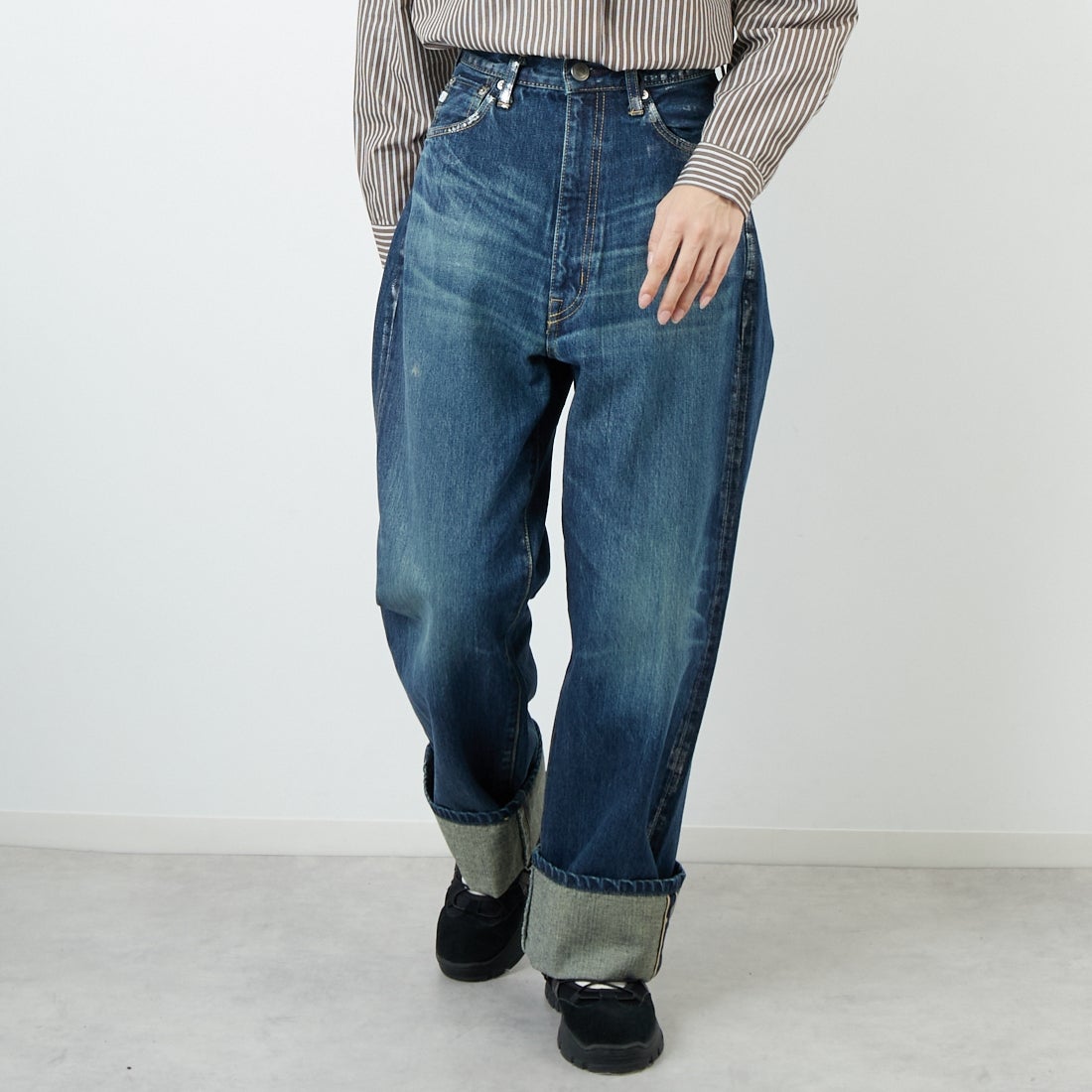 SOMETHING [サムシング] スーパーハイライズワイドストレートデニムパンツ [SA1000] 940 FOIL B &&モデル身長：162cm 着用サイズ：XS&&