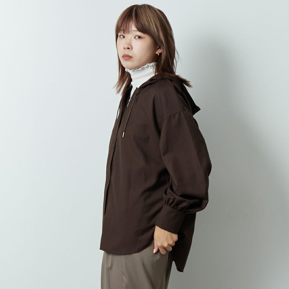 Jf Ready Made [ジェイエフレディメイド] マイクロサキソニーフードシャツ [8552313-01] 62 ﾌﾞﾗｳﾝ &&モデル身長：167cm 着用サイズ：F&&