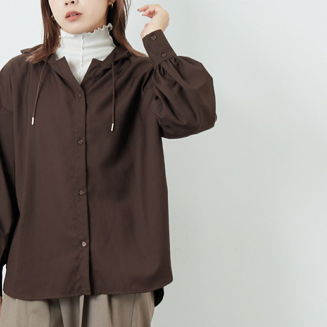 Jf Ready Made [ジェイエフレディメイド] マイクロサキソニーフードシャツ [8552313-01] 62 ﾌﾞﾗｳﾝ &&モデル身長：167cm 着用サイズ：F&&