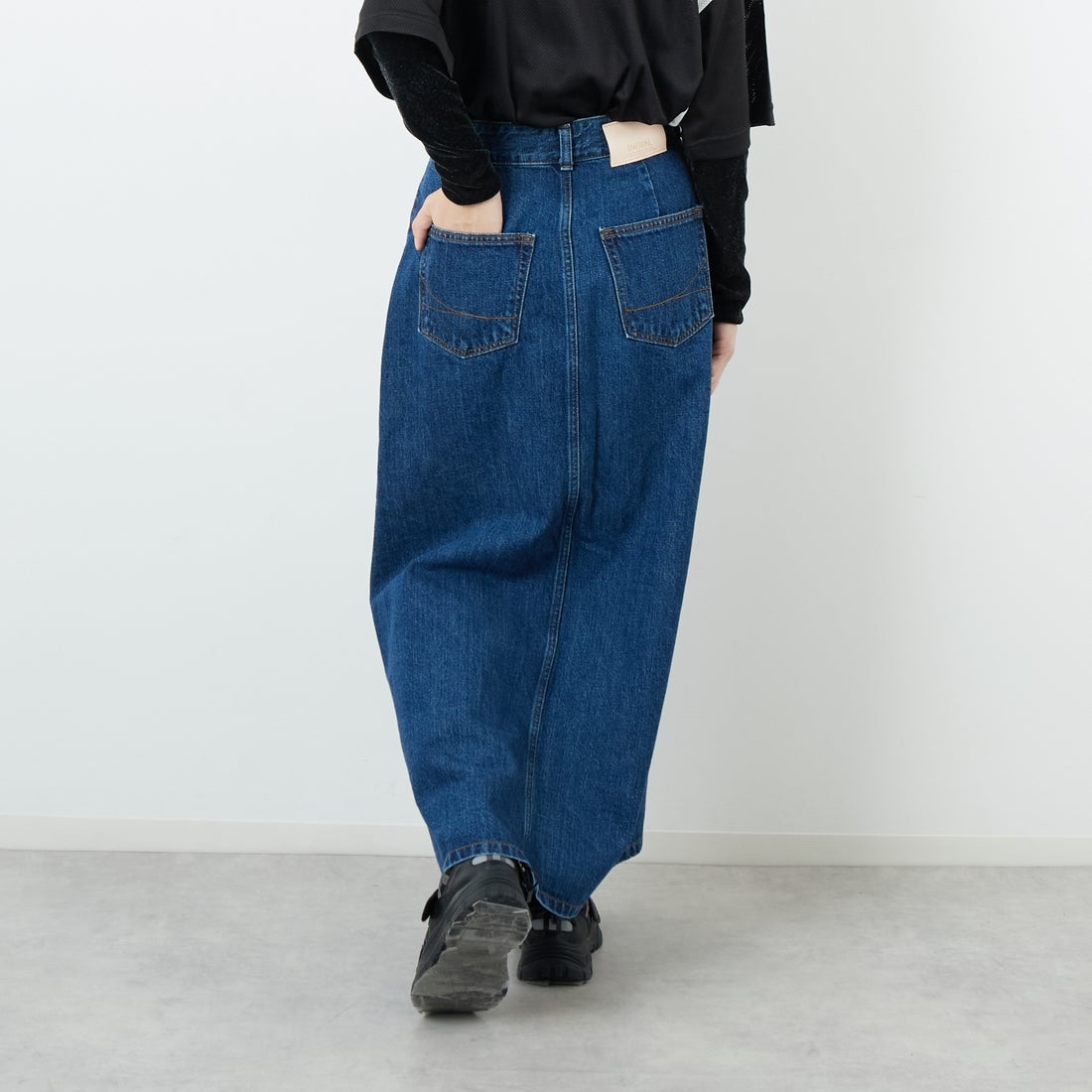 SOMETHING [サムシング] ロングデニムスカート [SA1605] 40 MID BLU &&モデル身長：162cm 着用サイズ：S&&