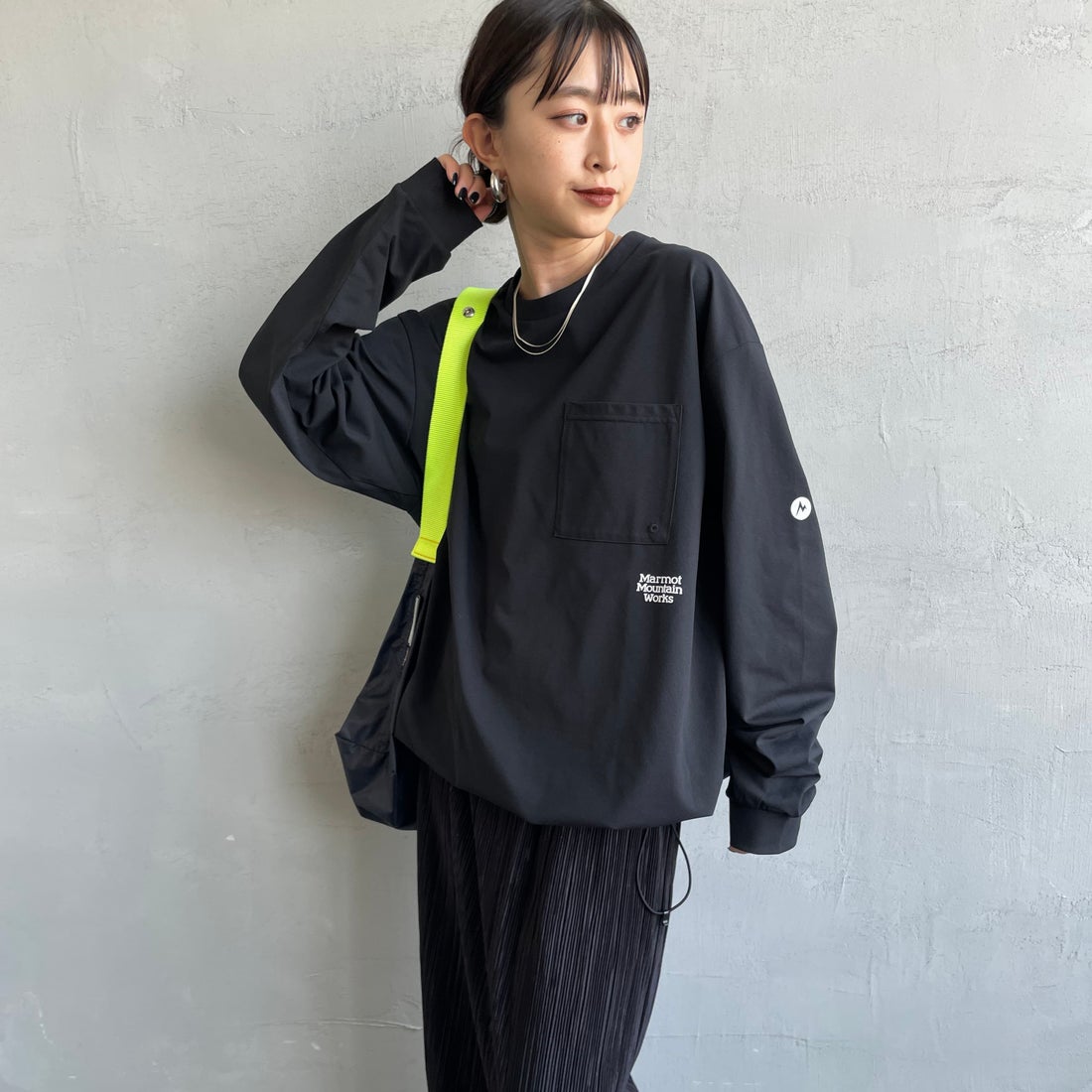 Marmot [マーモット] 別注 ドローコード付き ワンポイントロゴ ロングスリーブポケットTシャツ [MTFW25U04IN-JF] BLACK &&モデル身長：150cm 着用サイズ：S&&