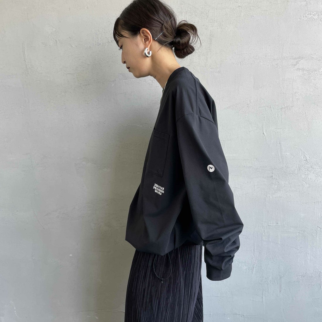 Marmot [マーモット] 別注 ドローコード付き ワンポイントロゴ ロングスリーブポケットTシャツ [MTFW25U04IN-JF] BLACK &&モデル身長：150cm 着用サイズ：S&&