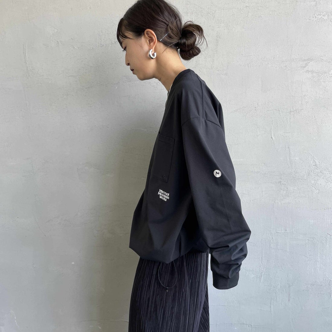 Marmot [マーモット] 別注 ドローコード付き ワンポイントロゴ ロングスリーブポケットTシャツ [MTFW25U04IN-JF] BLACK &&モデル身長：150cm 着用サイズ：S&&