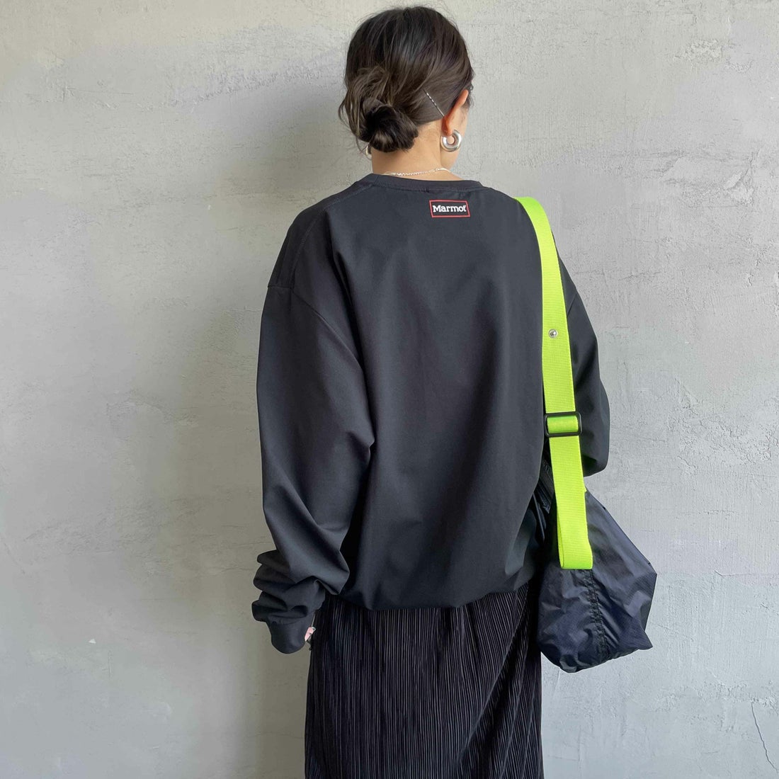 Marmot [マーモット] 別注 ドローコード付き ワンポイントロゴ ロングスリーブポケットTシャツ [MTFW25U04IN-JF] BLACK &&モデル身長：150cm 着用サイズ：S&&