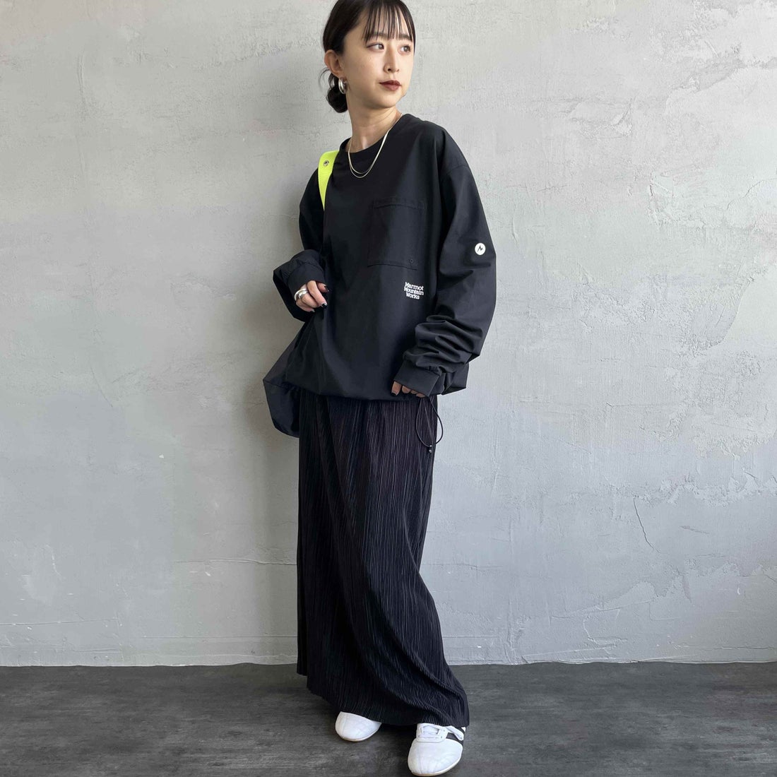 Marmot [マーモット] 別注 ドローコード付き ワンポイントロゴ ロングスリーブポケットTシャツ [MTFW25U04IN-JF] BLACK &&モデル身長：150cm 着用サイズ：S&&