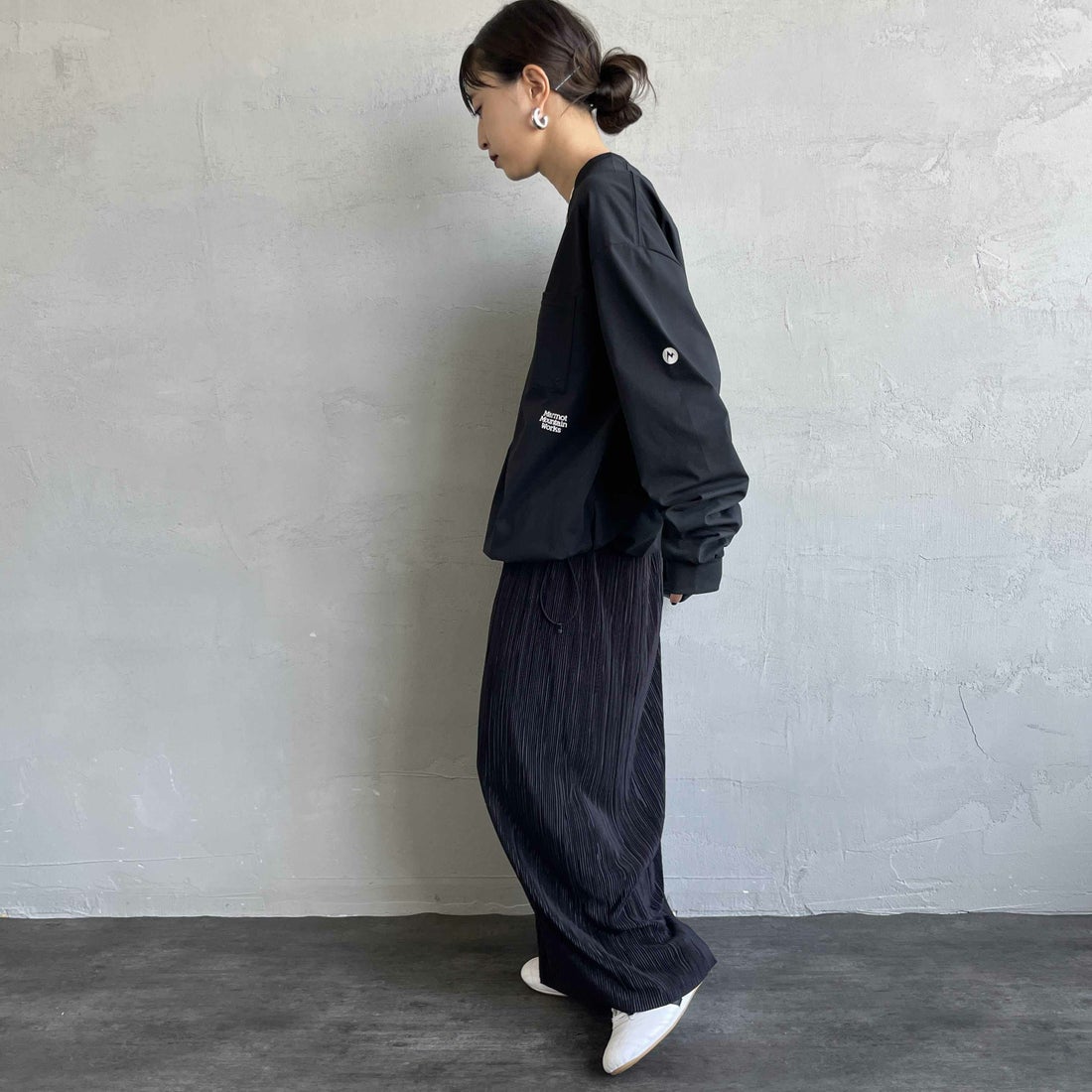 Marmot [マーモット] 別注 ドローコード付き ワンポイントロゴ ロングスリーブポケットTシャツ [MTFW25U04IN-JF] BLACK &&モデル身長：150cm 着用サイズ：S&&