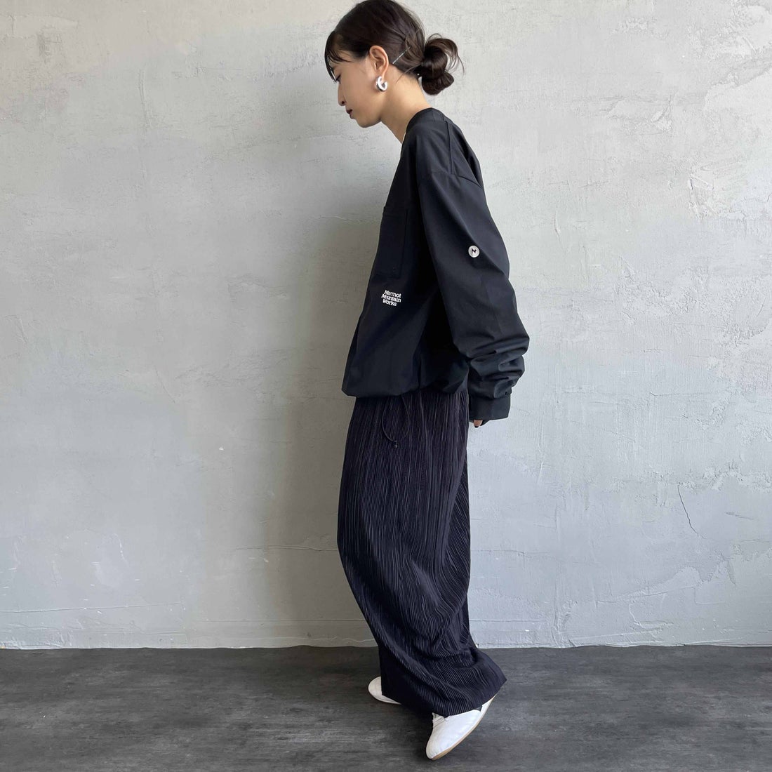 Marmot [マーモット] 別注 ドローコード付き ワンポイントロゴ ロングスリーブポケットTシャツ [MTFW25U04IN-JF] BLACK &&モデル身長：150cm 着用サイズ：S&&