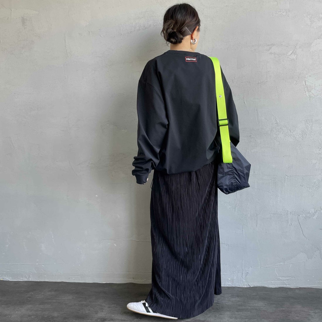 Marmot [マーモット] 別注 ドローコード付き ワンポイントロゴ ロングスリーブポケットTシャツ [MTFW25U04IN-JF] BLACK &&モデル身長：150cm 着用サイズ：S&&