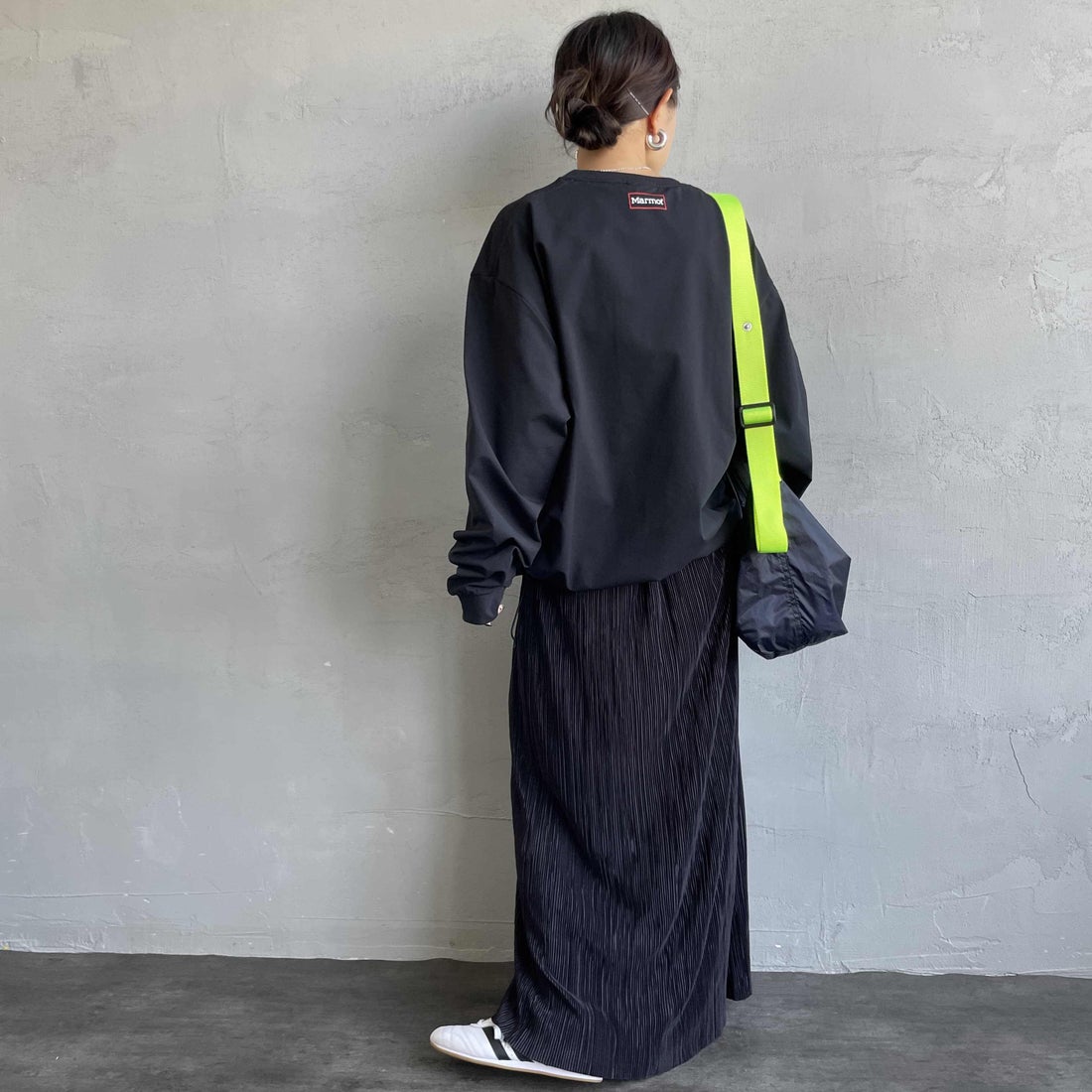 Marmot [マーモット] 別注 ドローコード付き ワンポイントロゴ ロングスリーブポケットTシャツ [MTFW25U04IN-JF] BLACK &&モデル身長：150cm 着用サイズ：S&&