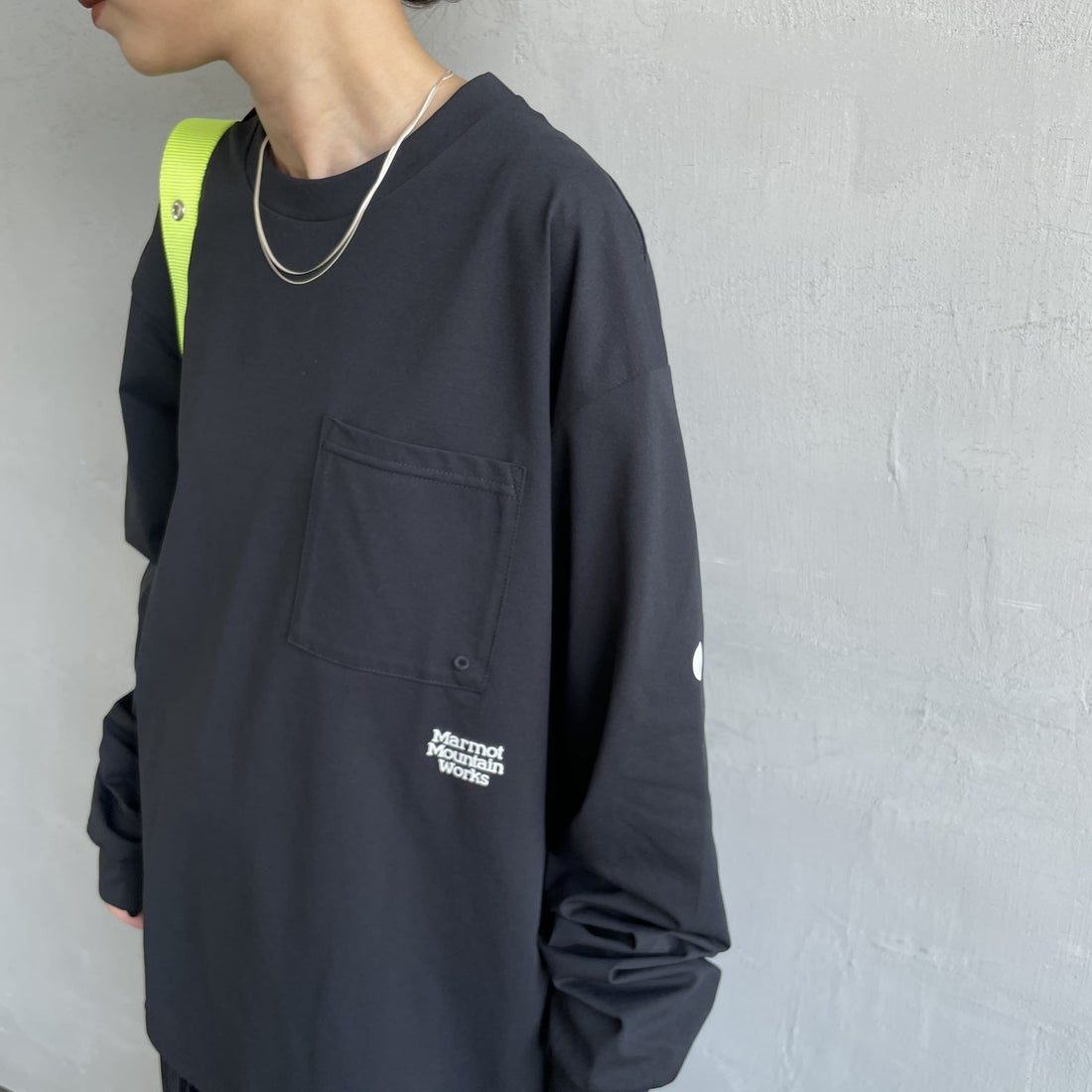 Marmot [マーモット] 別注 ドローコード付き ワンポイントロゴ ロングスリーブポケットTシャツ [MTFW25U04IN-JF] BLACK &&モデル身長：150cm 着用サイズ：S&&