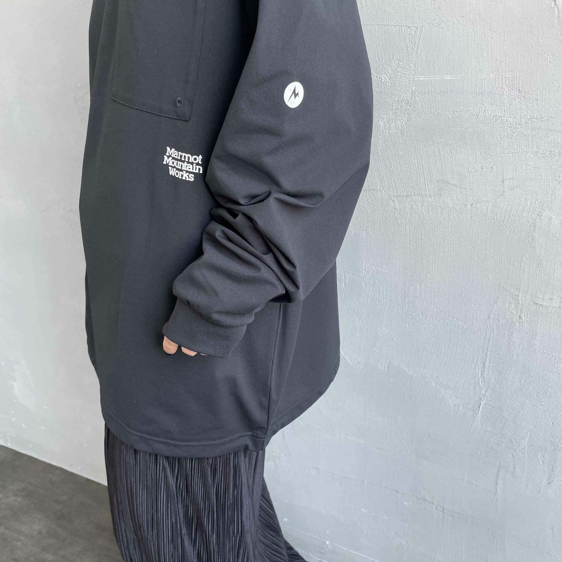 Marmot [マーモット] 別注 ドローコード付き ワンポイントロゴ ロングスリーブポケットTシャツ [MTFW25U04IN-JF] BLACK &&モデル身長：150cm 着用サイズ：S&&