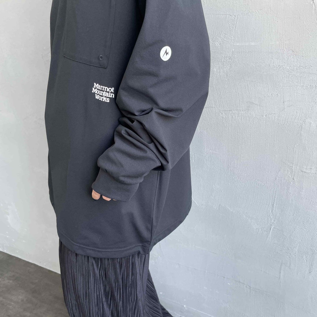 Marmot [マーモット] 別注 ドローコード付き ワンポイントロゴ ロングスリーブポケットTシャツ [MTFW25U04IN-JF] BLACK &&モデル身長：150cm 着用サイズ：S&&