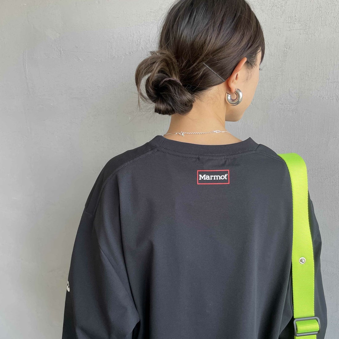 Marmot [マーモット] 別注 ドローコード付き ワンポイントロゴ ロングスリーブポケットTシャツ [MTFW25U04IN-JF] BLACK &&モデル身長：150cm 着用サイズ：S&&