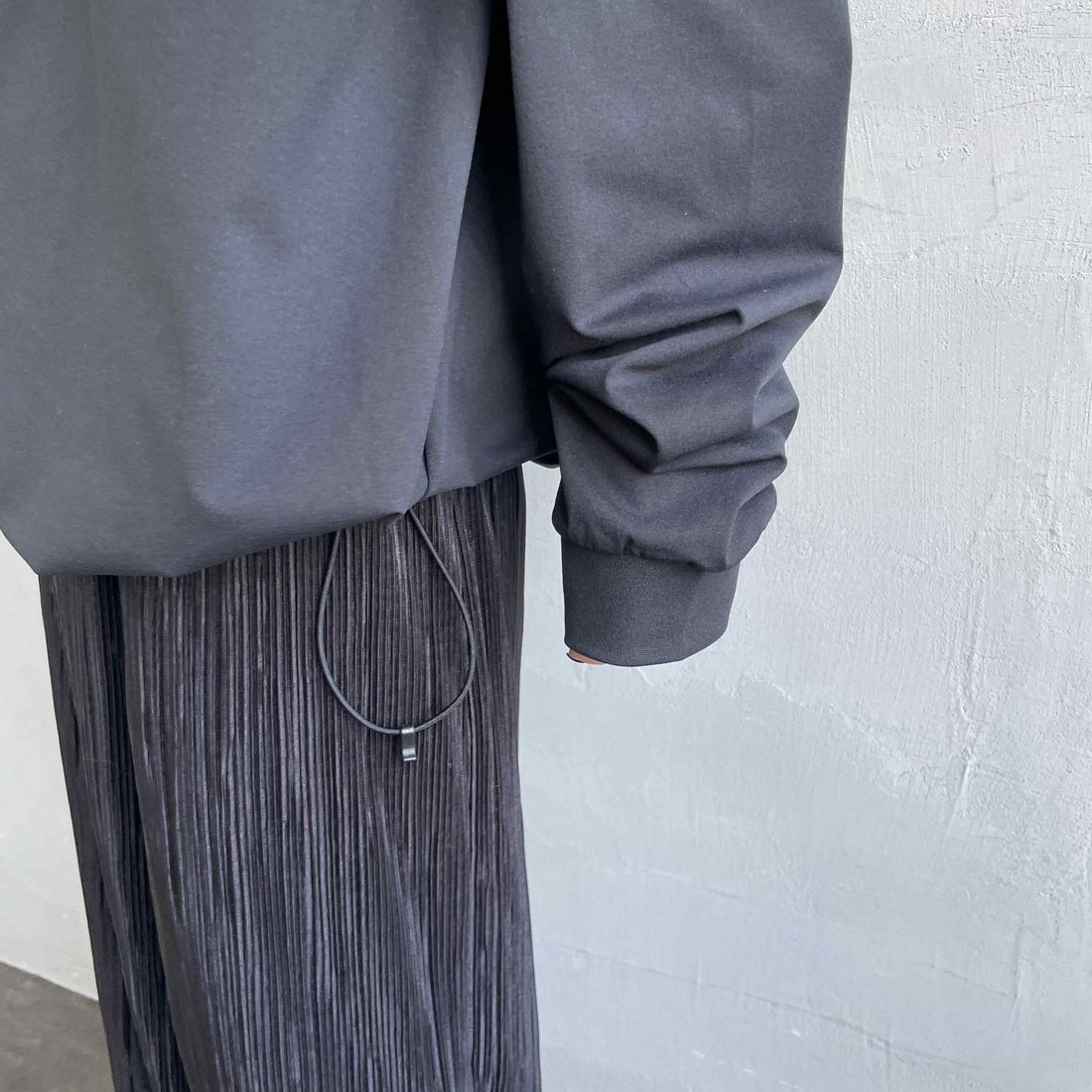 Marmot [マーモット] 別注 ドローコード付き ワンポイントロゴ ロングスリーブポケットTシャツ [MTFW25U04IN-JF] BLACK &&モデル身長：150cm 着用サイズ：S&&