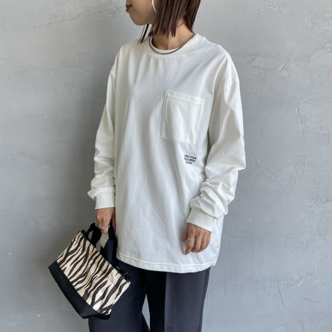 Marmot [マーモット] 別注 ドローコード付き ワンポイントロゴ ロングスリーブポケットTシャツ [MTFW25U04IN-JF] WHITE &&モデル身長：159cm 着用サイズ：S&&