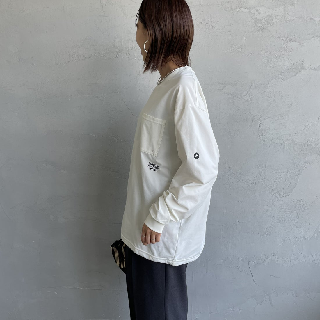 Marmot [マーモット] 別注 ドローコード付き ワンポイントロゴ ロングスリーブポケットTシャツ [MTFW25U04IN-JF] WHITE &&モデル身長：159cm 着用サイズ：S&&