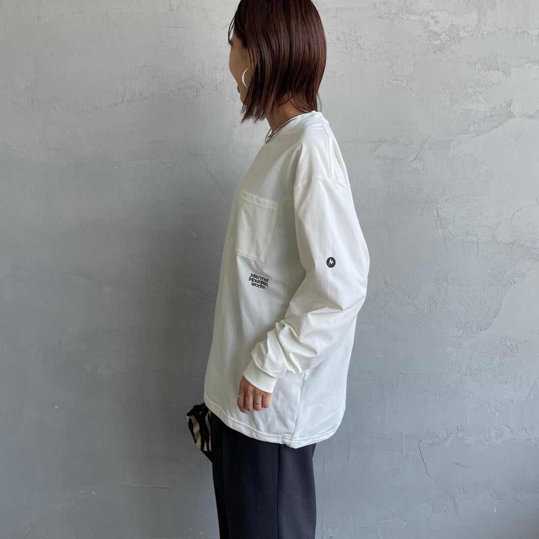 Marmot [マーモット] 別注 ドローコード付き ワンポイントロゴ ロングスリーブポケットTシャツ [MTFW25U04IN-JF] WHITE &&モデル身長：159cm 着用サイズ：S&&