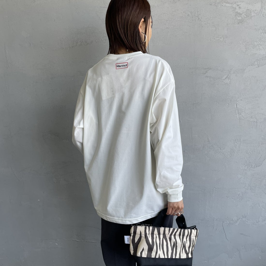 Marmot [マーモット] 別注 ドローコード付き ワンポイントロゴ ロングスリーブポケットTシャツ [MTFW25U04IN-JF] WHITE &&モデル身長：159cm 着用サイズ：S&&