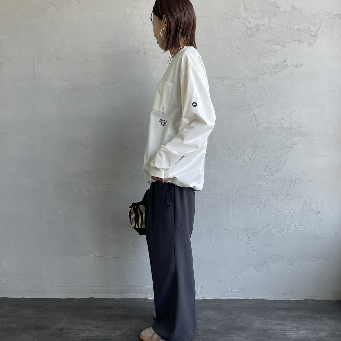 Marmot [マーモット] 別注 ドローコード付き ワンポイントロゴ ロングスリーブポケットTシャツ [MTFW25U04IN-JF] WHITE &&モデル身長：159cm 着用サイズ：S&&