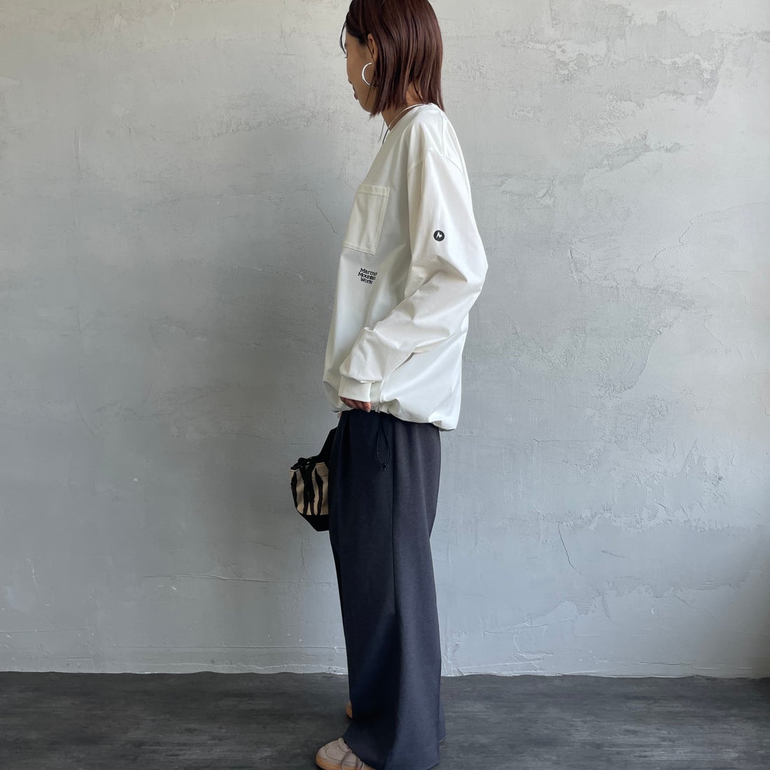 Marmot [マーモット] 別注 ドローコード付き ワンポイントロゴ ロングスリーブポケットTシャツ [MTFW25U04IN-JF] WHITE &&モデル身長：159cm 着用サイズ：S&&