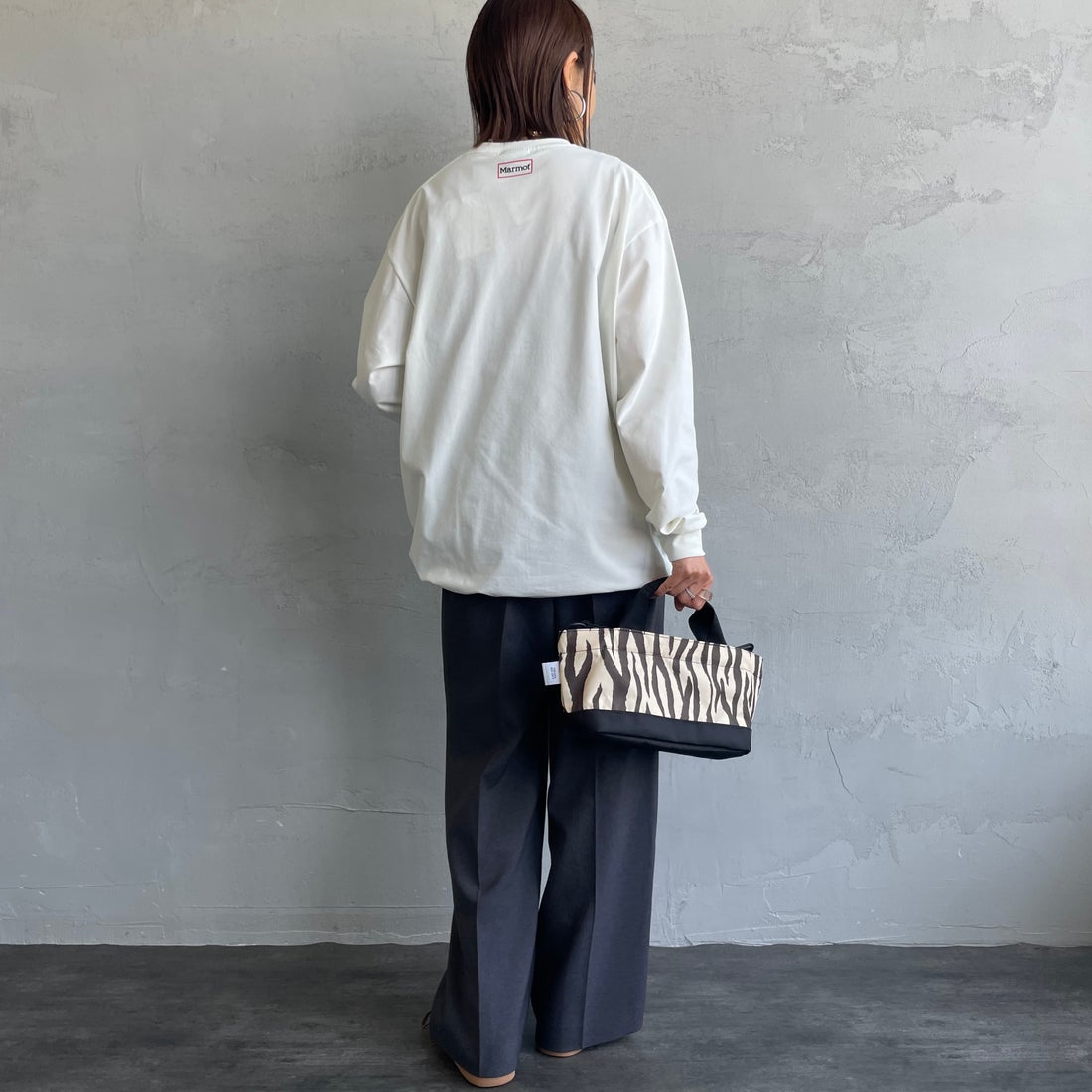 Marmot [マーモット] 別注 ドローコード付き ワンポイントロゴ ロングスリーブポケットTシャツ [MTFW25U04IN-JF] WHITE &&モデル身長：159cm 着用サイズ：S&&