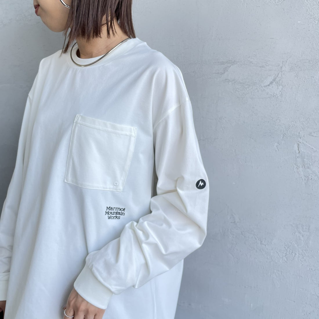 Marmot [マーモット] 別注 ドローコード付き ワンポイントロゴ ロングスリーブポケットTシャツ [MTFW25U04IN-JF] WHITE &&モデル身長：159cm 着用サイズ：S&&