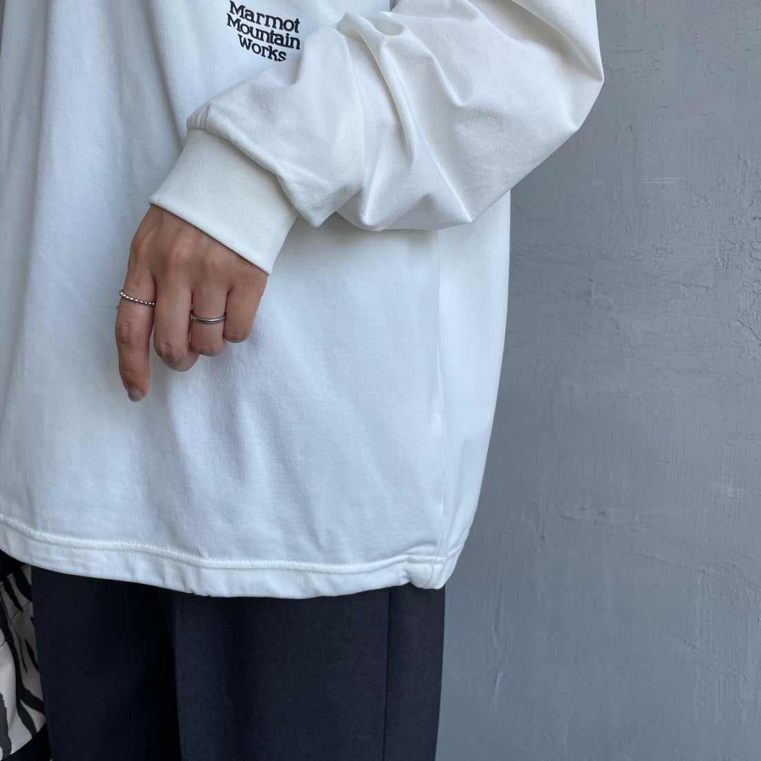 Marmot [マーモット] 別注 ドローコード付き ワンポイントロゴ ロングスリーブポケットTシャツ [MTFW25U04IN-JF] WHITE &&モデル身長：159cm 着用サイズ：S&&