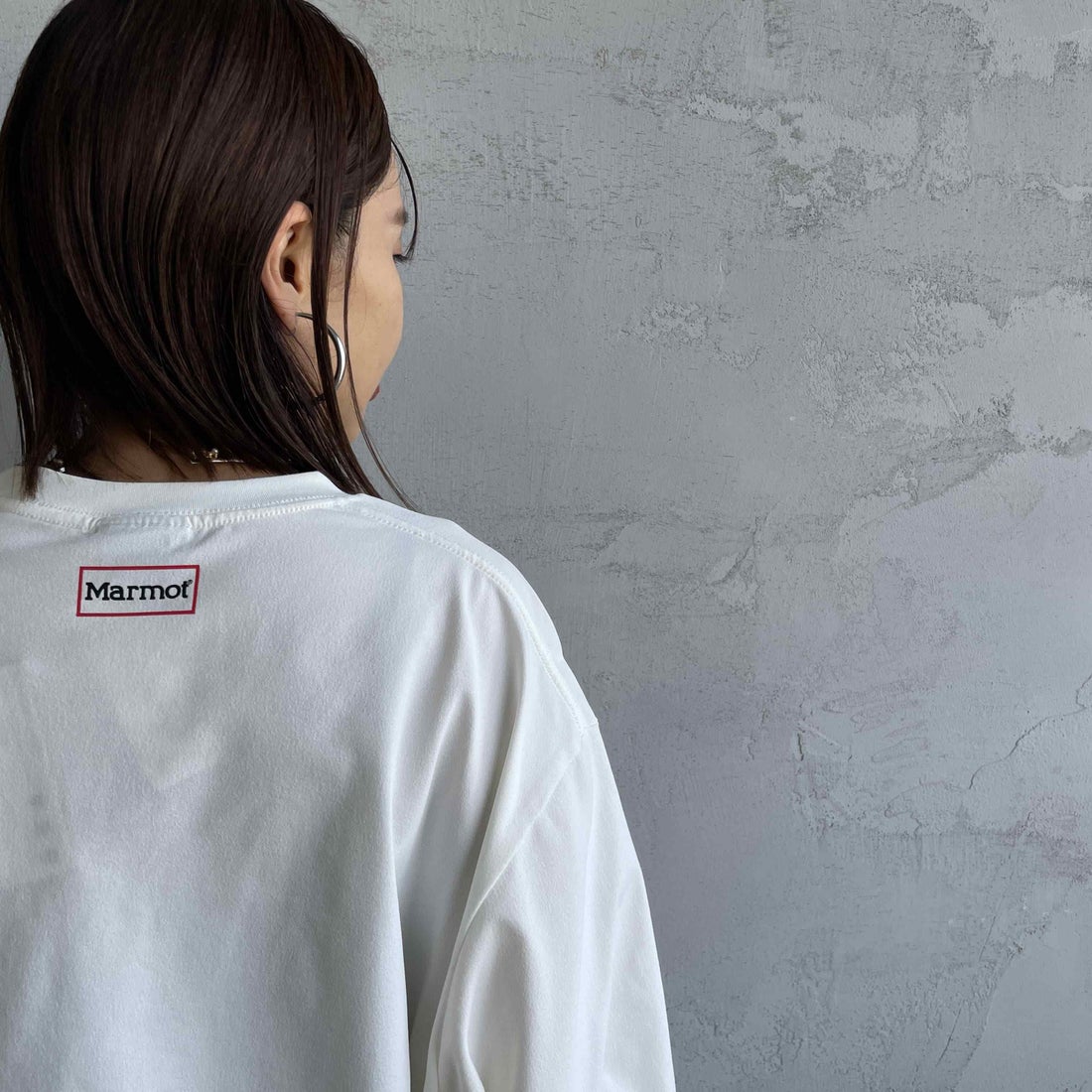 Marmot [マーモット] 別注 ドローコード付き ワンポイントロゴ ロングスリーブポケットTシャツ [MTFW25U04IN-JF] WHITE &&モデル身長：159cm 着用サイズ：S&&