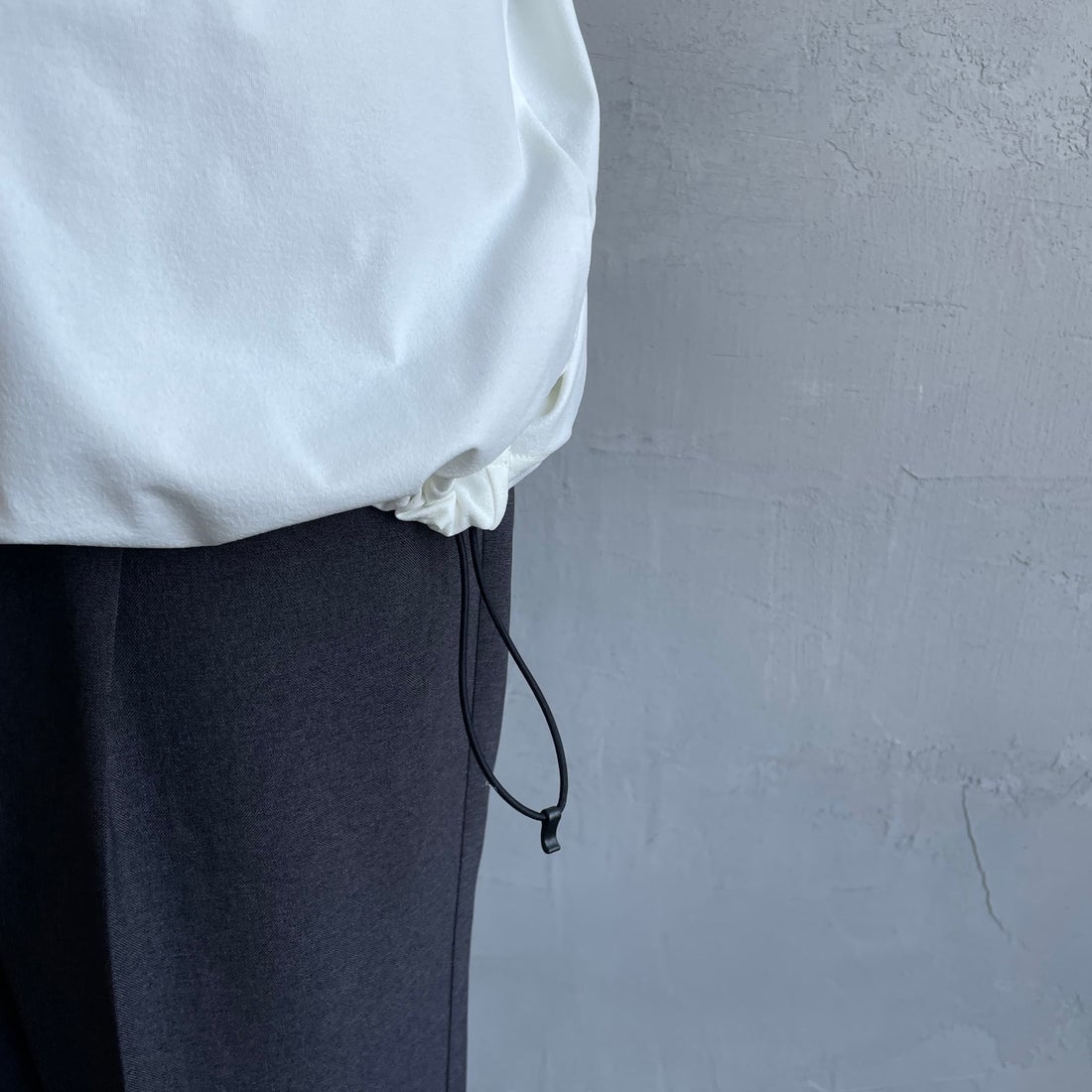 Marmot [マーモット] 別注 ドローコード付き ワンポイントロゴ ロングスリーブポケットTシャツ [MTFW25U04IN-JF] WHITE &&モデル身長：159cm 着用サイズ：S&&