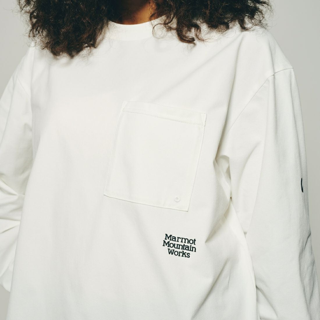 Marmot [マーモット] 別注 ドローコード付き ワンポイントロゴ ロングスリーブポケットTシャツ [MTFW25U04IN-JF] WHITE
